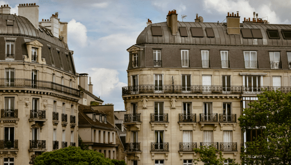 Clause résolutoire : la Cour de cassation dissocie l&rsquo;exigence de précision de l&rsquo;énumération des obligations